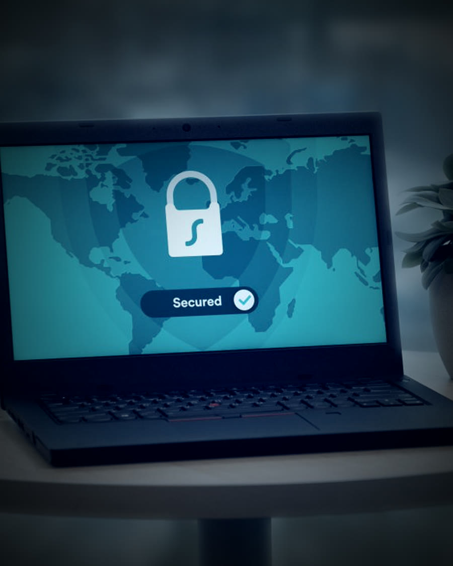 Laptop exibindo cadeado de segurança digital com indicação de conexão protegida