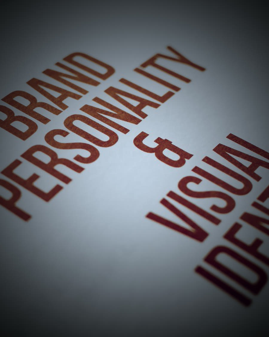 Papel com o texto "Brand Personality e Visual Identity" em destaque